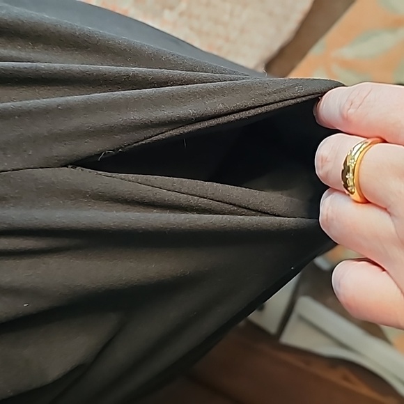 Stretch Is Comfort black skirt with pockets - Picture 3 of 4